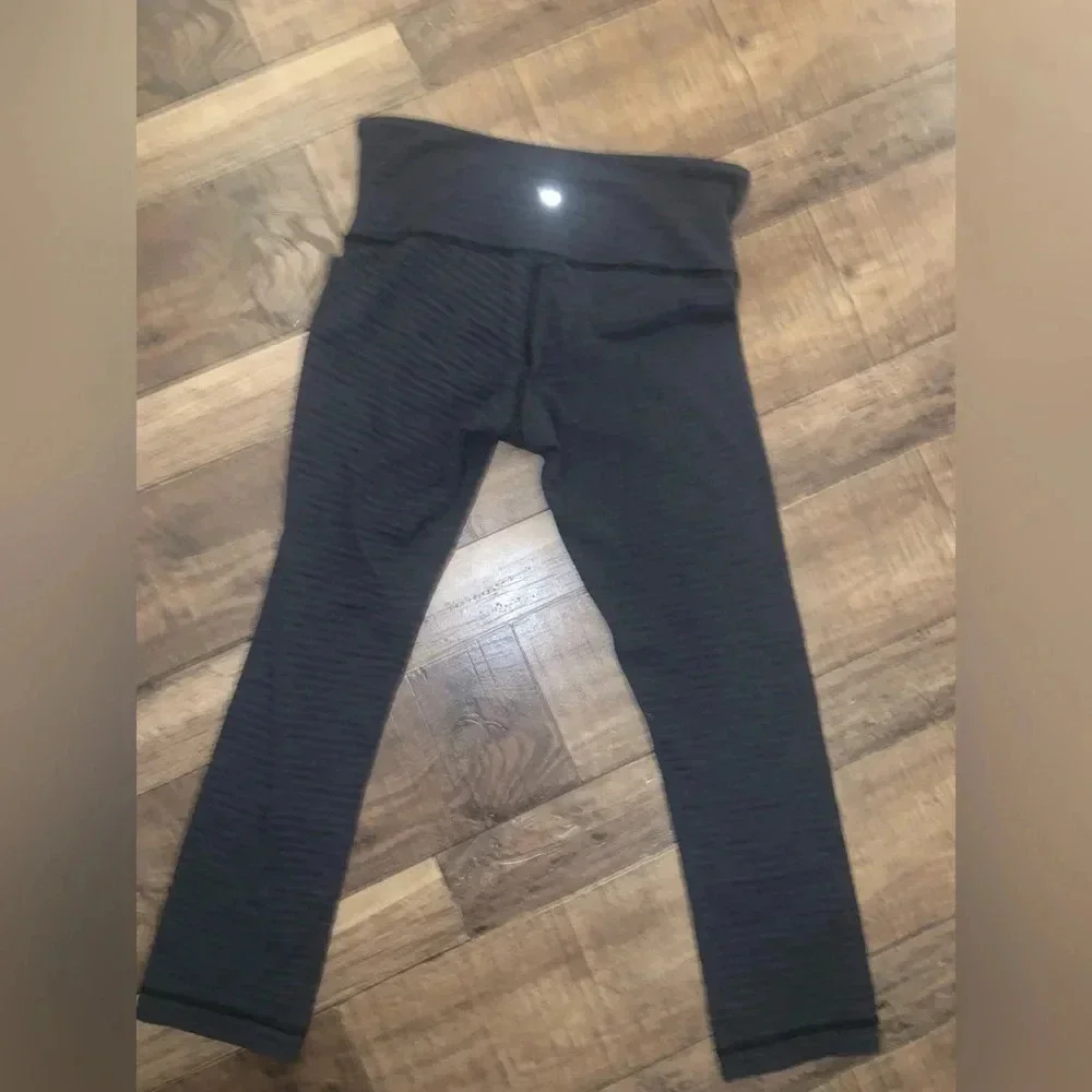 Lululemon Wunder Under Crop II grey stripe 4 $88 spring yoga active workout